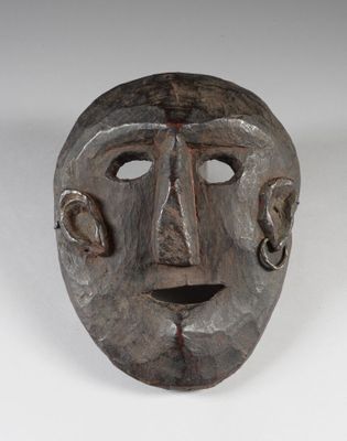une image représentant un masque en bois sur un fond blanc