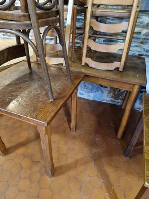 Huit tables rectangulaires en bois