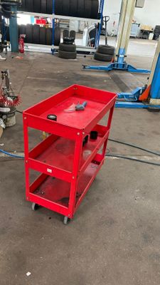 une photo d'un chariot de chantier rouge dans un garage