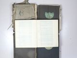 deux livres ouverts posés sur une table blanche