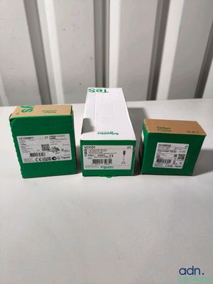 trois boîtes contenant du matériel électronique vert et blanc posées sur une table