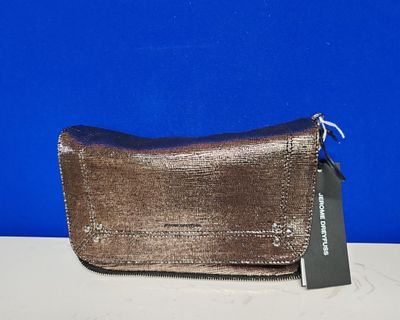 un sac à main marron muni d'une étiquette, posé sur une table