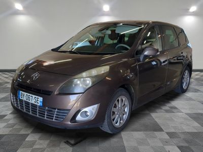la photo d'une voiture brune garée sur un sol en damier