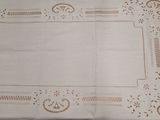 une nappe blanche avec un motif