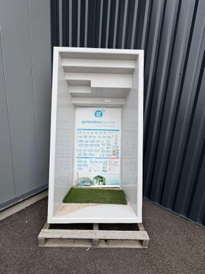 une photo d'une photo de toilettes posées sur une palette