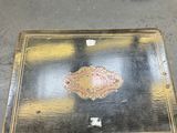 une boîte avec une image dessus, posée sur une table
