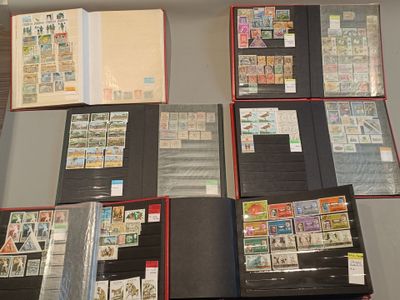 de nombreux types de timbres différents sur les pages d'un livre