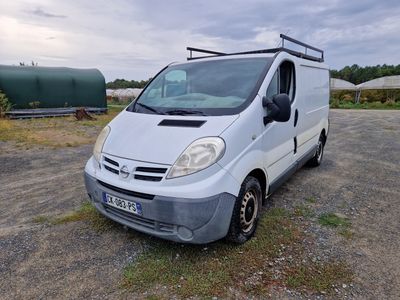 une camionnette blanche garée dans la poussière