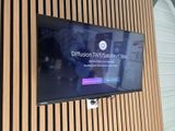 un téléviseur à écran plat fixé au mur d'une pièce