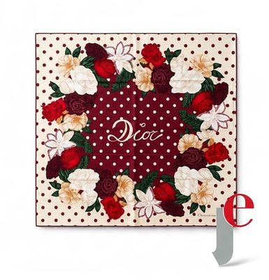 des roses rouges et blanches et des pois sur un set de table à pois rouges et blancs