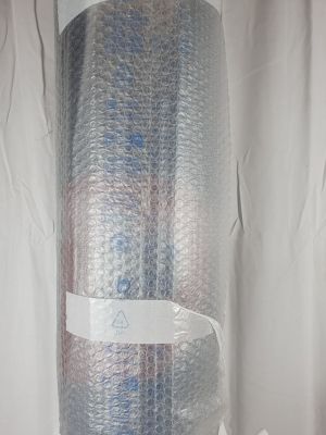 un rouleau de papier bulle posé sur une table