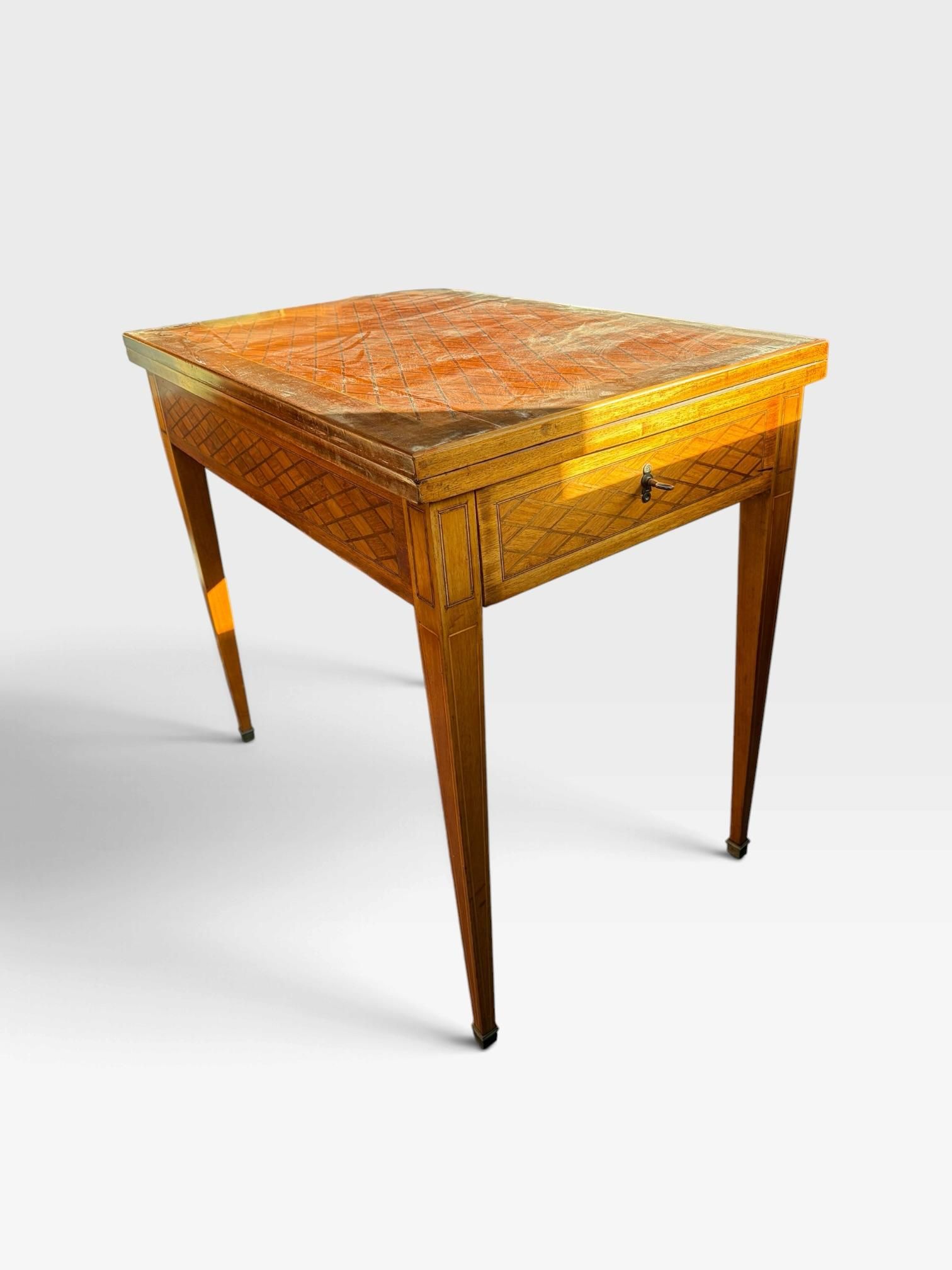 Table à jeux en noyer, placage de bois de rose et filets de …