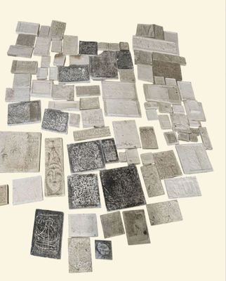une pile de vieux papiers posée sur une table