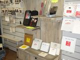 une pièce avec beaucoup d'objets sur les étagères