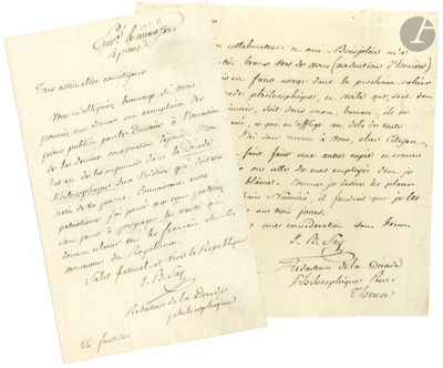 deux vieux papiers avec de l'écriture assis l'un à côté de l'autre