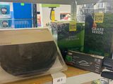une vitrine sur laquelle est posé un bol noir, dans un magasin