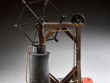 une image représentant la maquette d'une machine fabriquée à partir de boîtes de conserve