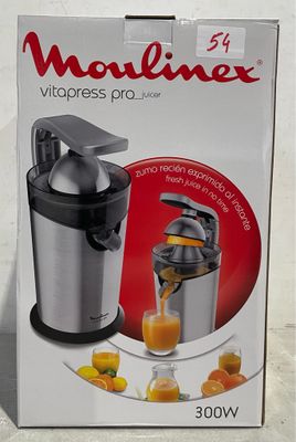 la boîte de l'extracteur de jus est ouverte sur la table