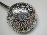 une cuillère en argent ornée d'un motif décoratif