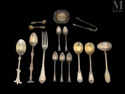 de nombreuses cuillères en argent et cuillères à soupe sur fond noir