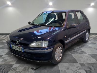 la photo d'une voiture bleue garée dans un garage
