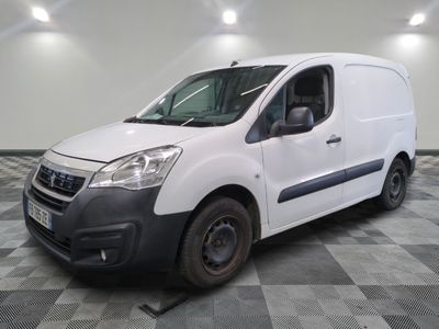 la camionnette blanche est garée sur le sol en damier d'une pièce