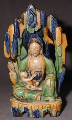 l'image d'une statue représentant une femme tenant un bébé dans ses bras