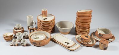 plusieurs pièces de poterie posées sur une table