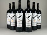 six bouteilles de vin rouge alignées sur une table