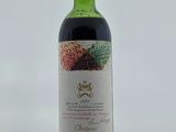 une bouteille de vin posée sur une table