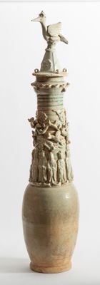 un vase surmonté d'un oiseau