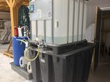 une photo d'un grand réservoir dans un garage