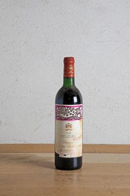 une bouteille de vin posée sur une table en bois