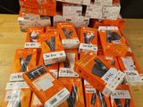 une pile de cartons orange posée sur une table en bois