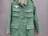 une vieille veste verte avec un patch sur le col et des boutons