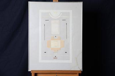 un chevalet sur lequel est posé une œuvre d'art, sur fond noir