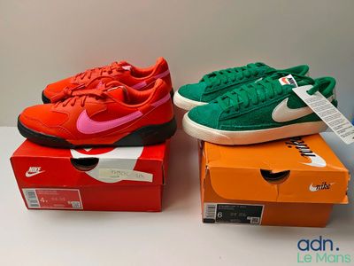 trois paires de chaussures sont posées sur des cartons, sur une table