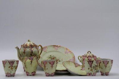 un service à thé vert et rose, avec tasses et soucoupes
