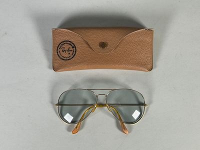 RAY BAN. Paire de lunettes modèle pilote en métal doré.