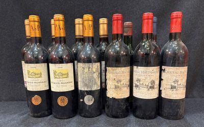six bouteilles de vin sont alignées sur une table
