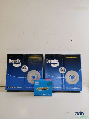trois boîtes de ruban adhésif Bendix posées sur une table