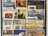 une photo montrant un collage de timbres accroché au mur