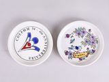 deux petites assiettes ornées de motifs différents, posées sur un fond blanc