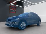 un SUV Volkswagen bleu garé à l'intérieur d'un bâtiment
