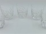 quatre verres sont disposés en cercle sur une surface blanche