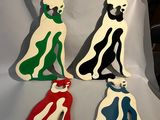 quatre chats de couleurs différentes assis sur un drap blanc, sur fond blanc