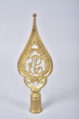 horloge plaquée or avec un monogramme au centre