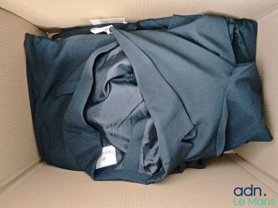 une boîte contenant des vêtements