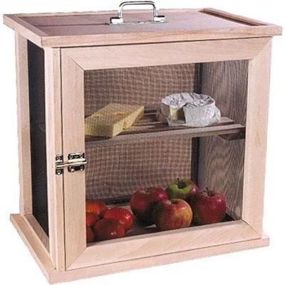 une armoire en bois avec une porte vitrée, dans laquelle se trouvent des pommes et du fromage