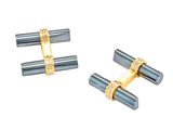 des boutons de manchette bicolores, or et argent, sur fond blanc